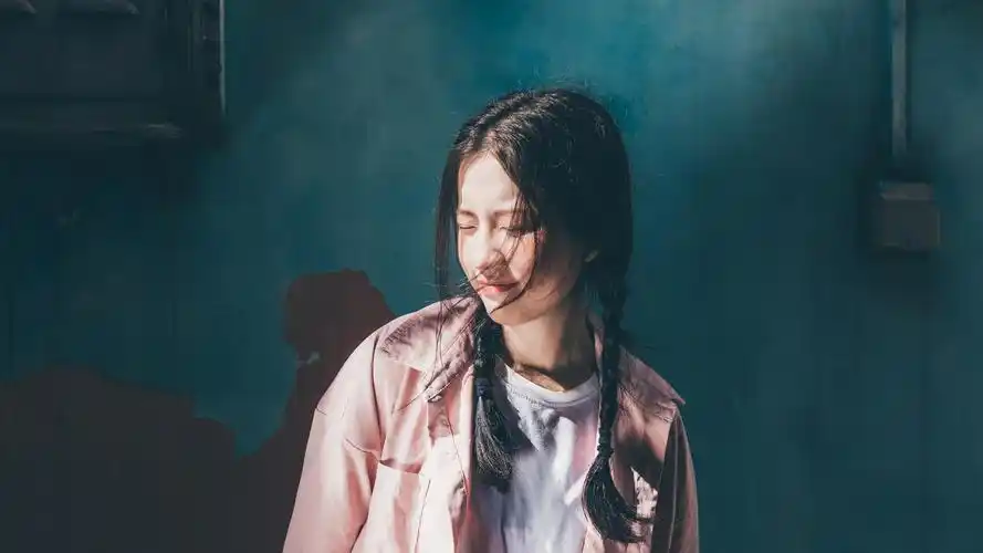 适合女生用的背景图片-美女壁纸 - 壁纸家