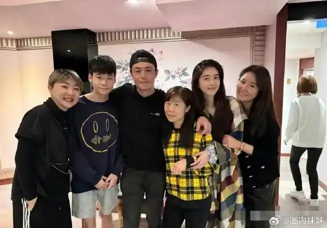 林心如和老公霍建华同框,难掩幸福甜笑,两口子结婚多年,育有一女儿