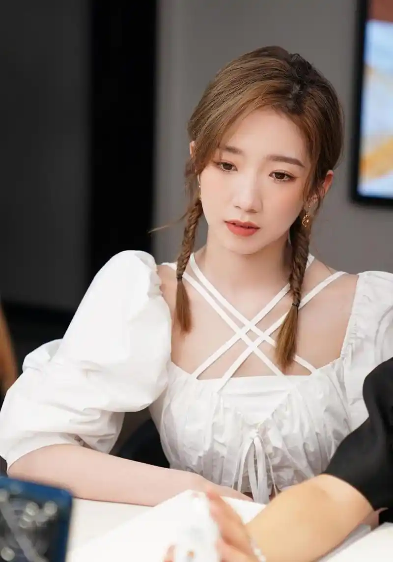 白色泡泡袖短上衣纯欲风十足,两个小