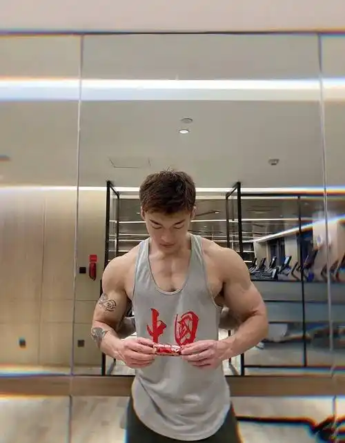 林更新的185肌肉私教被抓拍,没想到他的沙滩照更好看_身材_健身_腹肌