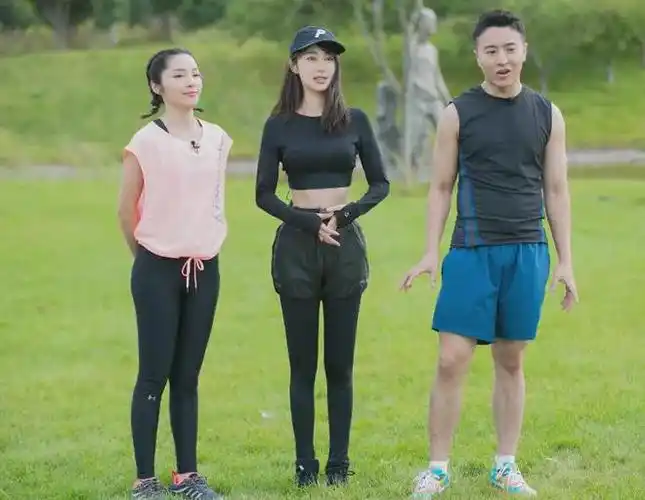 李菲儿柯基臀鼻祖身材苗条有线条超自律