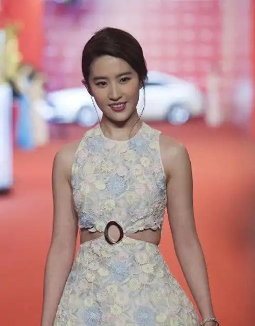 刘亦菲大胆起来好惊艳穿抹胸裙录节目跳热舞气质好馋人