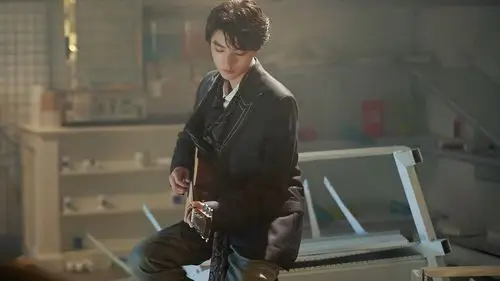 王俊凯精致黑色西装桌面壁纸