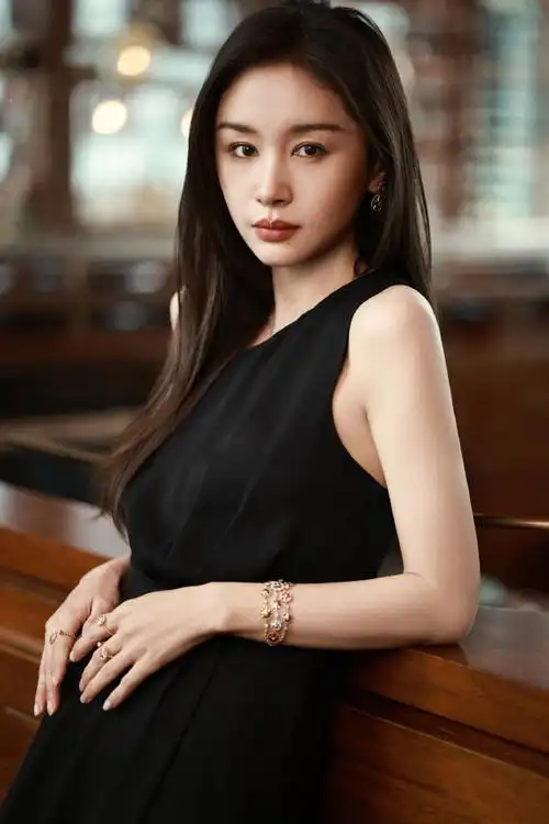 王子文  整体造型时尚而大方,完美诠释了她的独特气质.