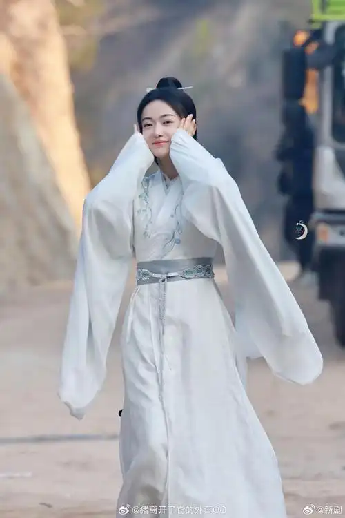 吴谨言新剧《春花厌》新造型饭拍路透图……__财经头条