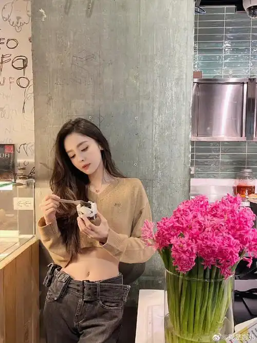 哇噢,娜扎晒出一组日常街拍照,好吸引人的腰98  腰线真的好好看啊