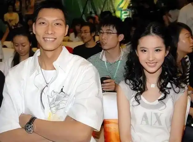 2006年,尚未进入nba的易建联偶然与刘亦菲拍摄广告.