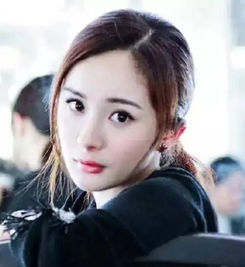 "三七分"刘海也是很有讲究的,处理好头发纹理后来个低马尾,让杨幂充满