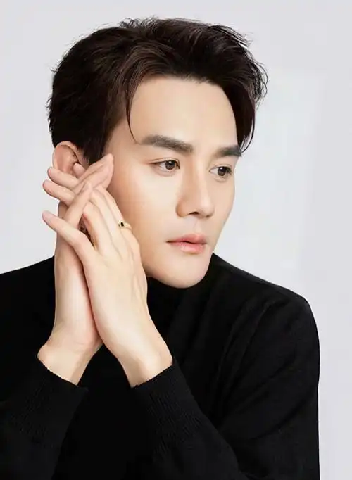 实力派男星王凯时尚写真:温文尔雅,清新俊朗