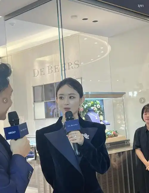 真想问一下助理是不是随身带着藿香正气水,这么热天让赵丽颖穿冬季