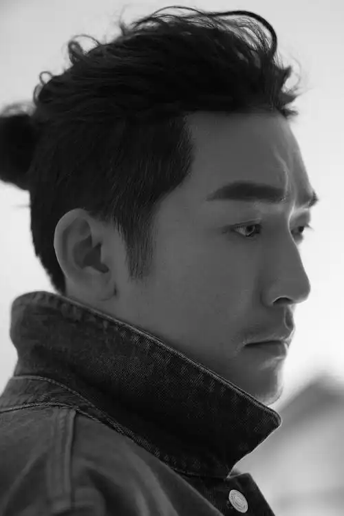 张博全新写真大片曝光 文艺雅痞型男范儿十足