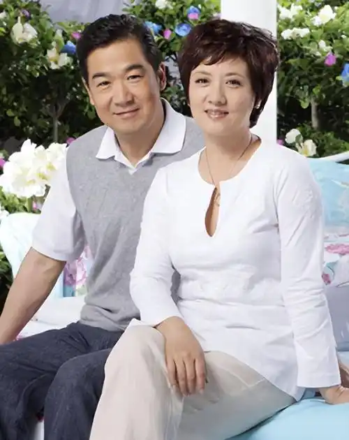 原创张国立与罗秀春离婚34年他再婚有烦恼她至今单身牵挂张默