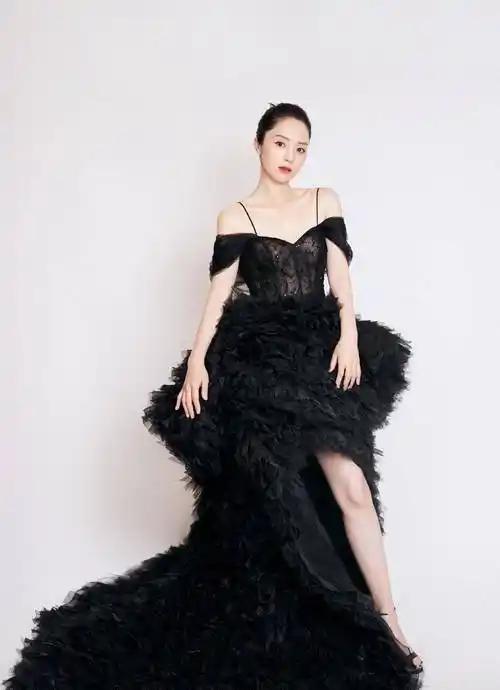 董璇气质绝了!穿黑色吊带连衣裙高级优雅,看不出已经有41岁了
