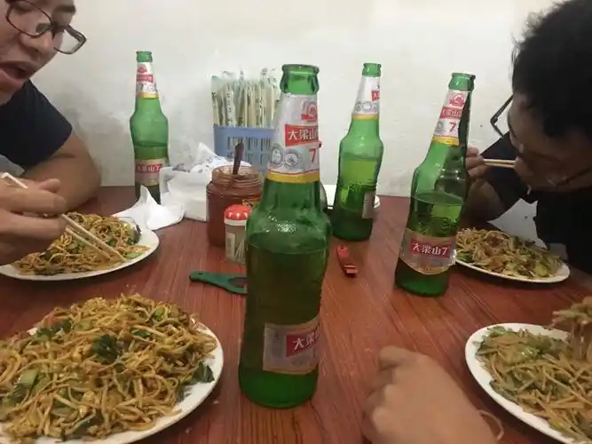 遇到忙就算累也要加班至深夜才下班,路边摊是最好的心灵场所,几瓶啤酒