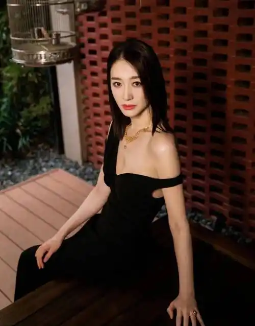 被"李小冉"的领奖图惊艳到!穿露肩裙变"水蜜桃",性感又迷人!