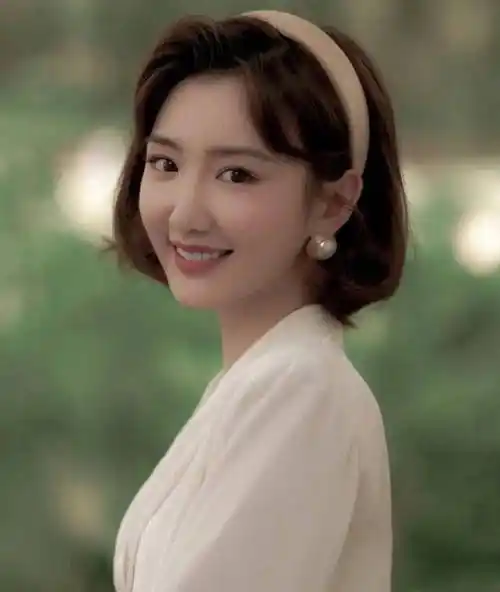 36岁毛晓彤新年写真曝光:优雅气质与身材并存,诠释女性的魅力!