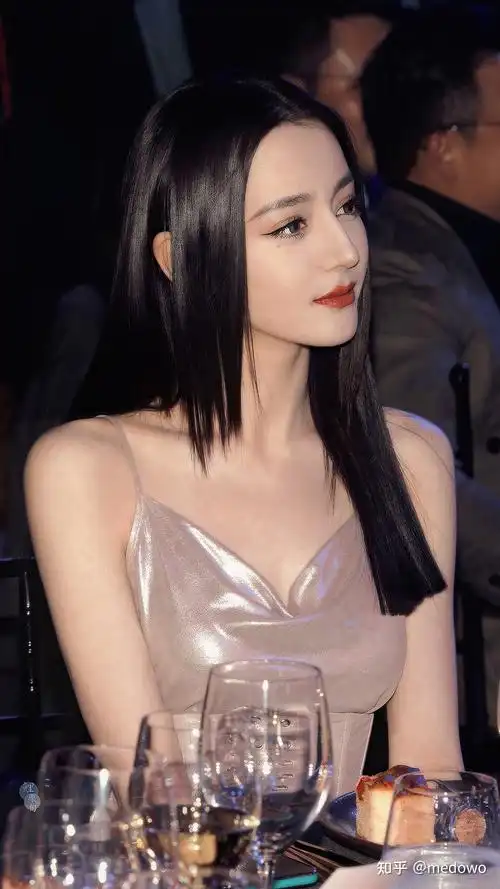 迪丽热巴穿吊带裙有多美? - 知乎