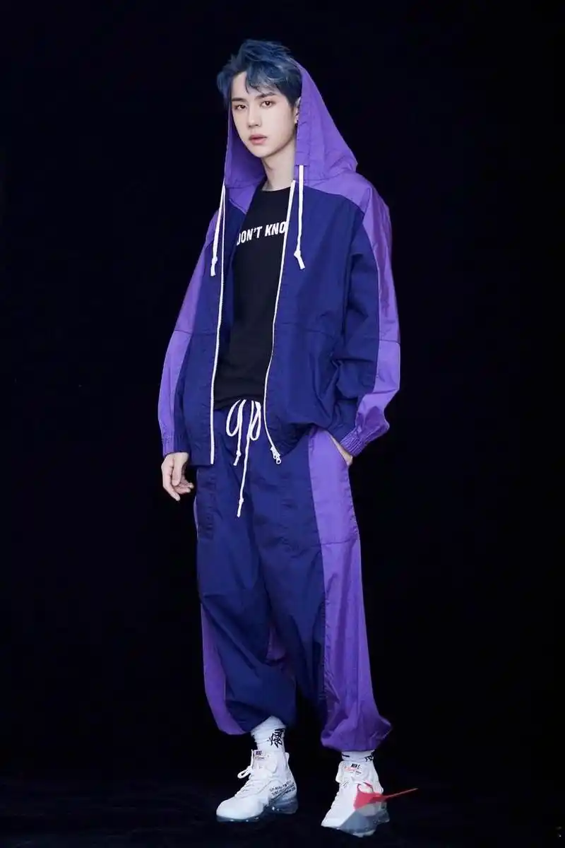 王一博私服穿搭真酷盖看见这套紫色运动服真的是爱了爱了