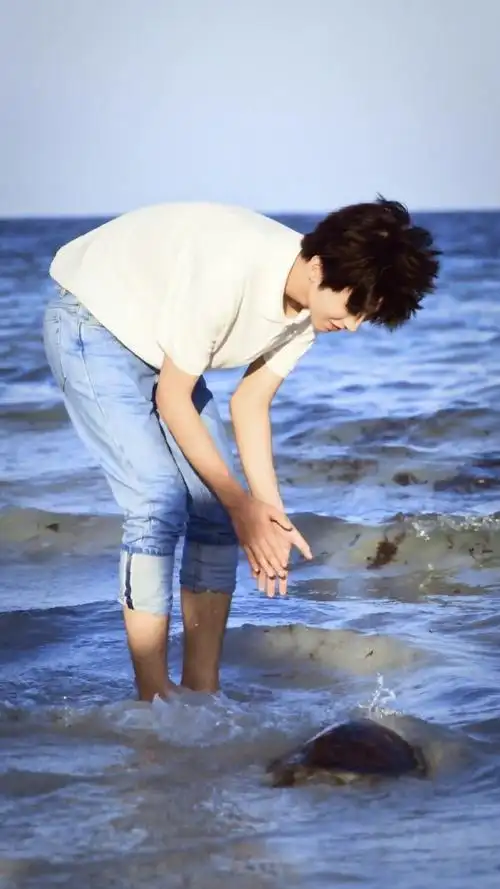 王俊凯海边慵懒风vlog