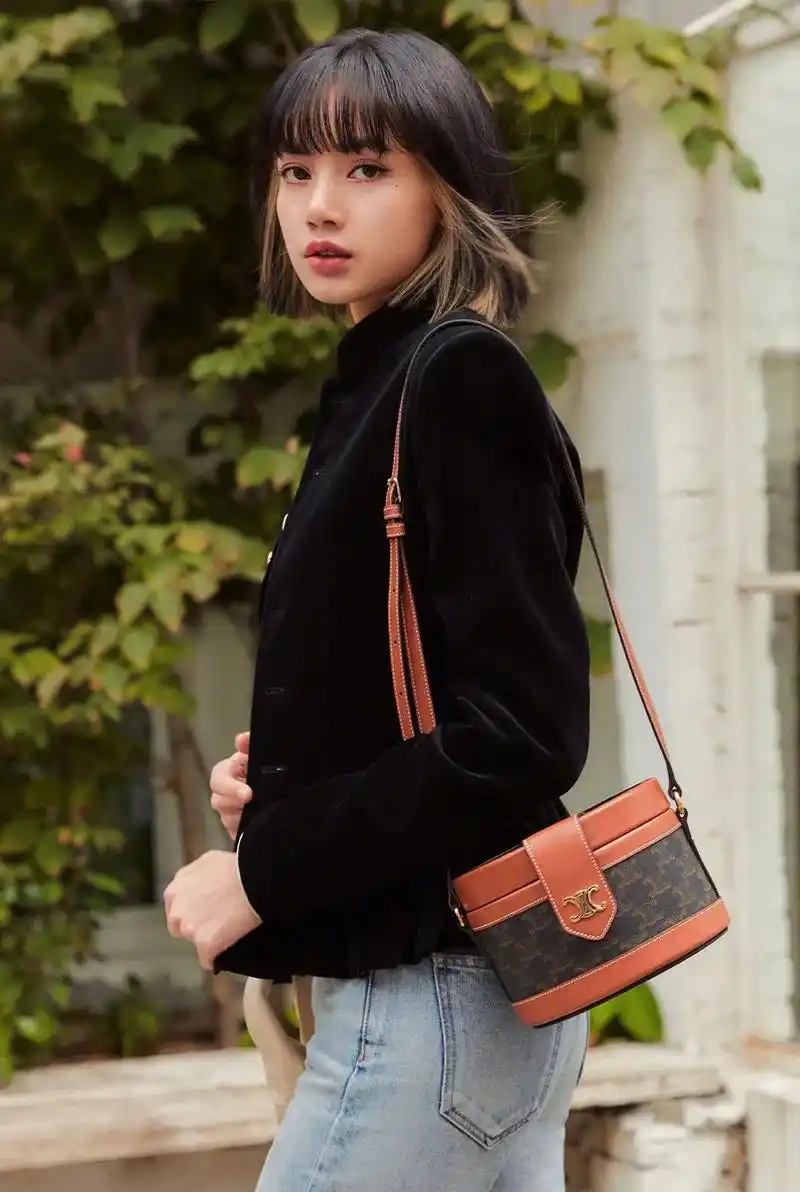 短发的女星们也给我们提供了不少短发新思路~最火的要数lisa的挂耳染