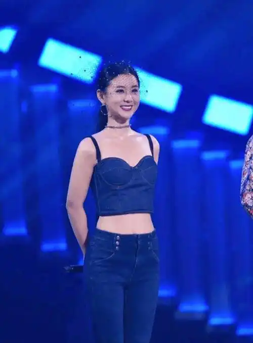 李小萌终于换了风格!穿小粉裙嫩得像个"水蜜桃",真让人心动