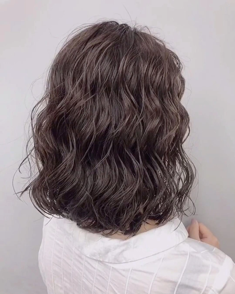 2020秋冬流行"烫到顶"发型,洋气又保暖,无论长短都适合