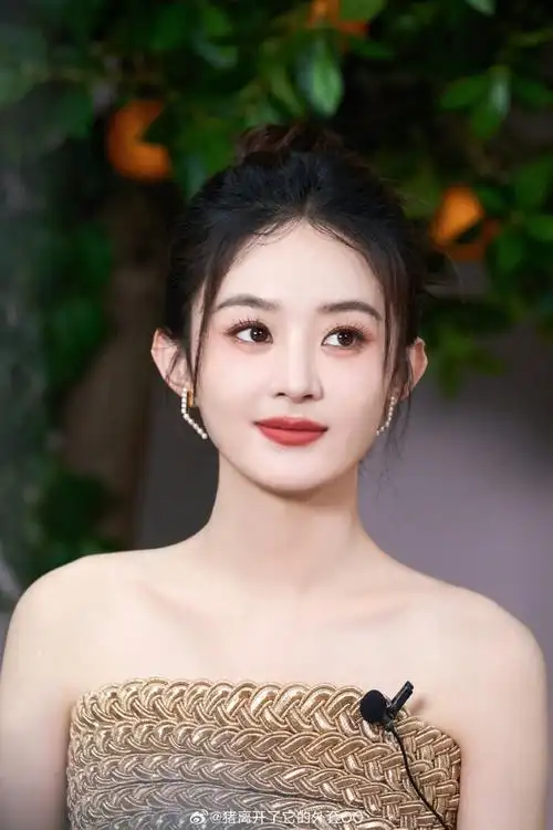 赵丽颖今日品牌直播出图,笑的明媚又甜美!