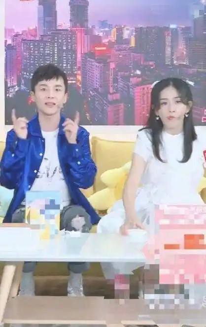 原创坐实二胎传闻谢娜直播小腹隆起全程坐着略显疲惫提前半小时离开