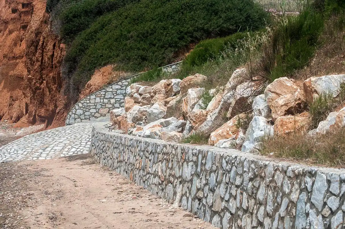 首先,施工前需要进行充分的勘测和设计,确定