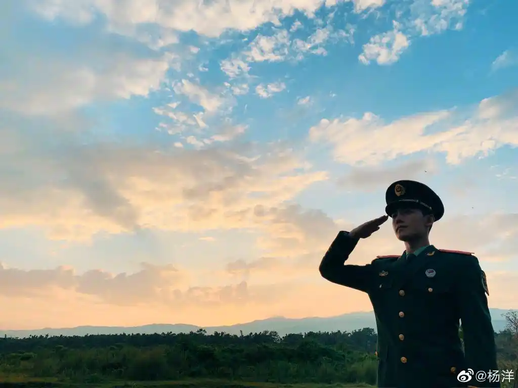 杨洋今日份考古视频大放送 迷彩服造型现身某校引发迷妹尖叫!