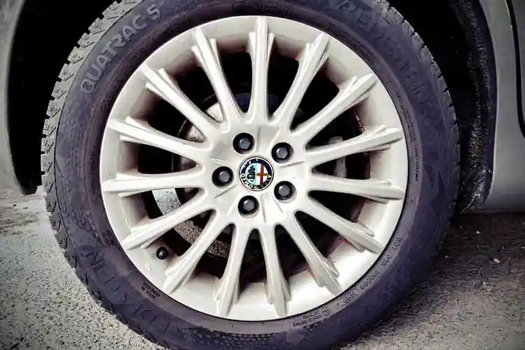 阿尔法罗密欧轮胎铝汽车合金轮缘沥青机器轮汽车