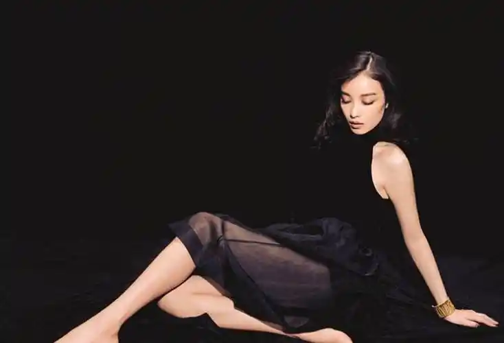 倪妮最新大片曝光!露背裙太抢眼,身材火辣霸总范十足_黑色_穿着_时尚