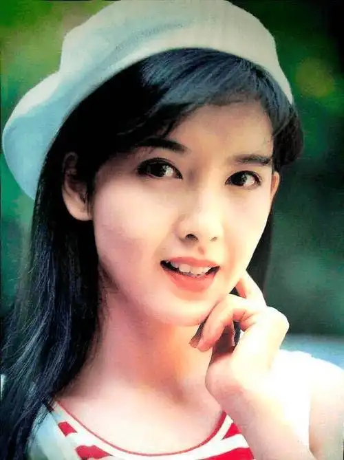 她是"玉女掌门人",怕变老不晒太阳不生子,今52岁嫩出水_周慧敏_香港