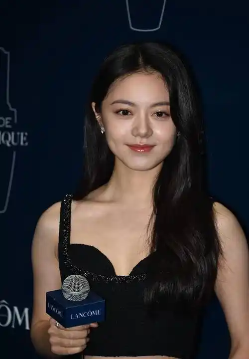 赵今麦的眼睛好大,但这不是漫画里的漂亮女孩吗,大眼睛高鼻子让人羡慕