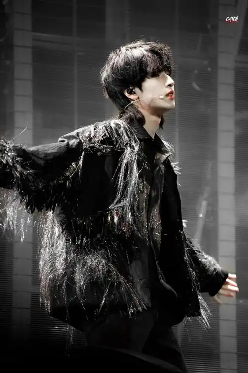 严浩翔舞台好绝美啊有被小严安利到期待小严的新舞台