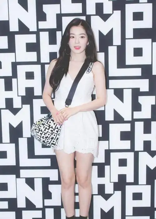 南韩颜霸裴珠泫又美了,白色深v裙性感清纯,骚粉色美甲成新风潮