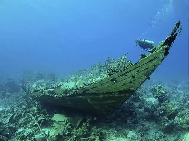 他打捞出一艘古代沉船,故意砸碎60多万件古代瓷器,仍获利数亿元