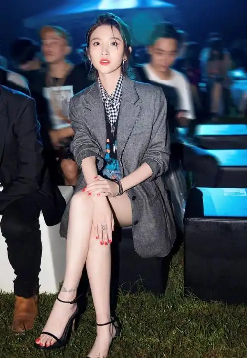 潮时尚若何俘获男神唐艺昕甜系穿搭学起来