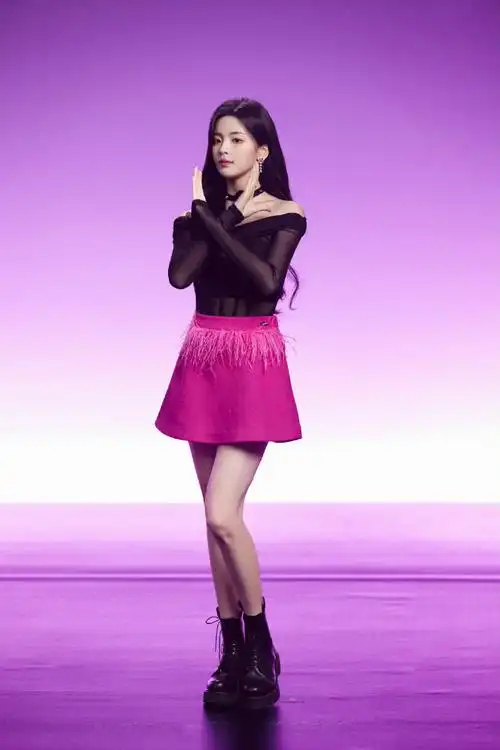 杨超越的腿细长直#杨超越的腿好绝啊,简直是我的梦中情腿啊#杨超越的