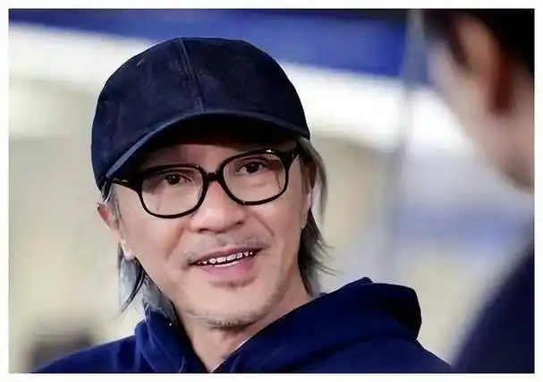周星驰61岁,用这种方式教导导演,让人想不到!_个人__