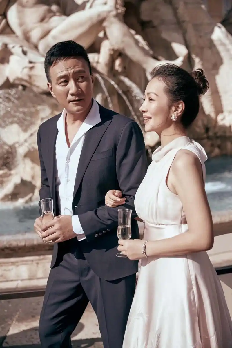 胡军夫妇重游求婚故地 许愿池现最美"瓷婚"写真