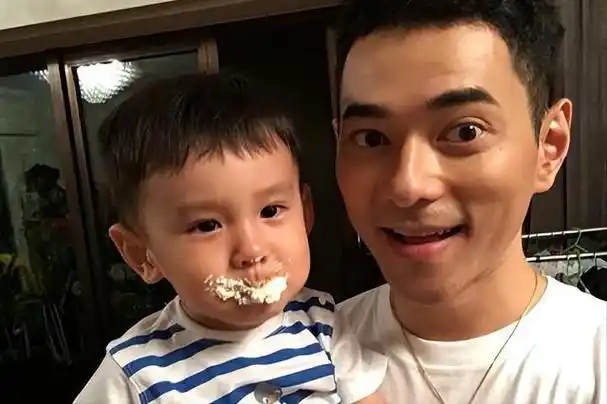 曝42岁李晨上海遛娃推简易婴儿车太低调女儿五官清秀超像爸