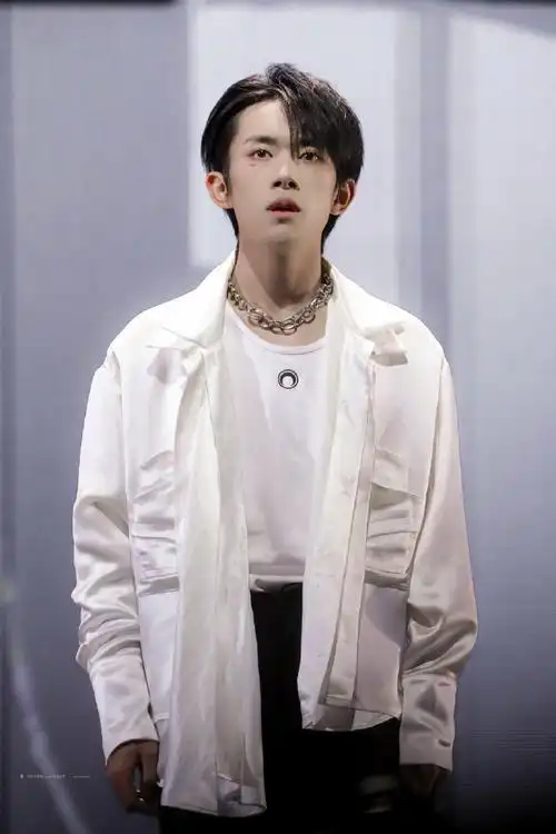 易烊千玺玊尔演唱会900天纪念