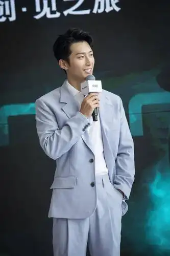 窦骁的身材真是太适合穿正装了,棱角分明的脸蛋,真挺英气的