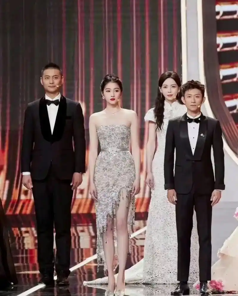 张一山和关晓彤合照,看着好娇小,估计鹿晗来了也一样