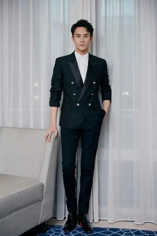 王凯俊朗帅气西装写真图片