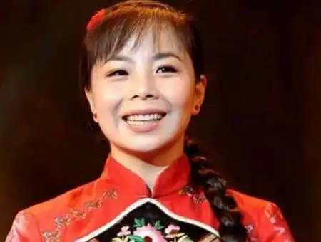 王二妮近照,凭实力为农村父母买房,如今气质不输一线明星!_手机搜狐网