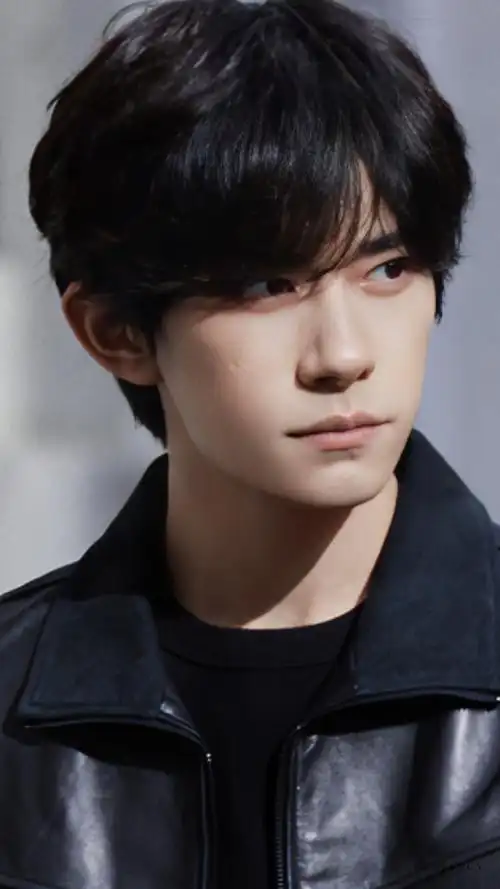 易烊千玺积家全球代言人##易烊千玺皮衣街拍