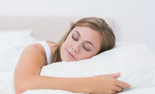 难怪女生睡觉时,喜欢两腿一分?原来有这些好处,别羞于查看_身体