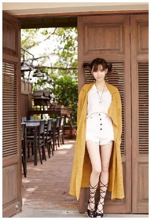 王子文的衣品就是好穿粉色t恤配卡其色裤子洋气又显气质